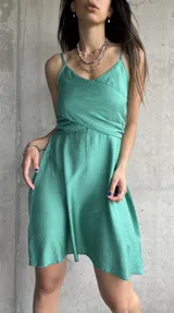 Vestido verde sin mangas, con escote en forma de V y cintura elástica para mayor comodidad.