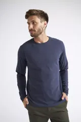 Remera de manga larga color negro, con cuello redondo y logo bordado.