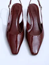 Zapato de tacón bajo color borgoña, con punta fina y tira trasera ajustable.