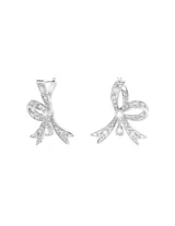 Par de aros colgantes Swarovski con forma de lazo, bañados en rodio y adornados con cristales transparentes engastados. Cierre tipo gancho.