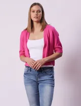 Cardigan tejido color beige, manga corta con apliques de botones.