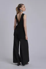 Chaleco negro de punto con cuello redondo y sin mangas.