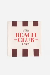 Toallón de playa blanco con rayas horizontales color bordó y logo "The Beach Club" estampado en rojo.