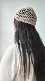 Gorro tipo bucket de crochet color beige con diseño calado.