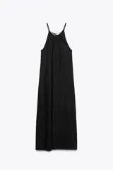 Vestido midi negro de tejido fluido con cuello halter ajustable con lazada.