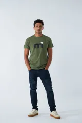 Pantalón jean negro de corte recto, tiro medio, con logo bordado y presillas para cinturón.