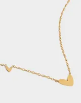 Collar corto dorado con cadena de eslabones y dije de corazón.