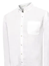 Camisa de manga larga color beige claro, confeccionada en lino orgánico. Tiene cuello abotonado, bolsillo en el pecho con logo bordado y detalles en contraste en el interior.