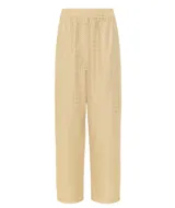 Pantalón recto color beige con bordado geométrico dorado.