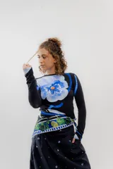 Pañuelo cuadrado de seda con estampado de flores y limones sobre fondo negro, con borde azul y blanco.