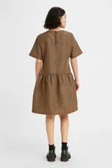 Vestido de tafetán con estampado de cuadros en tonos marrón, de corte amplio y manga corta.
