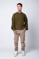 Pantalón cargo color beige con bolsillos laterales con solapa y botón. Corte ajustado.