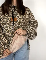 Canguro con estampado animal print de leopardo, forrado en peluche suave, con capucha ajustable, frunces en las mangas y tajos laterales.