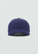 Gorra de béisbol blanca de algodón con mensaje bordado en el frente y correa ajustable en la parte posterior.