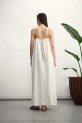 Vestido largo color verde agua, de corte suelto y breteles finos blancos.