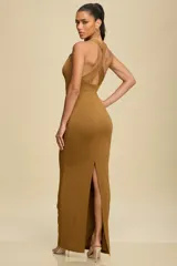 Vestido largo color ocre con escote drapeado, espalda descubierta con detalle de trenzado y aplique dorado en el bretel.