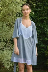 Camisón corto color beige con detalle de puntilla blanca en escote y ruedo, de breteles finos.