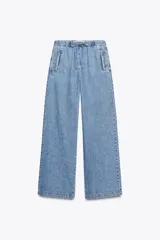 Pantalón de jean celeste de corte ancho, con cintura elástica ajustable con cordones, bolsillos delanteros y traseros.