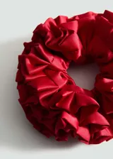 Coletero rojo de poliéster con diseño de volantes.