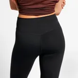 Calza larga deportiva Nike One Luxe, color negro, de tiro alto y corte ajustado.