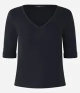 Blusa ajustada de malla rib negra, con escote en V y mangas cortas con dobladillo.