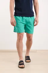Short de baño verde con cintura elástica y cordón ajustable.