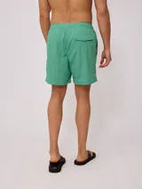 Short de baño color lila con cordón ajustable en la cintura y parche con logo de la marca en la pierna.