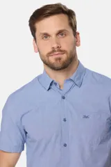 Camisa de hombre a cuadros azul y blanco, de manga corta, corte slim fit, con bolsillo en el pecho y confeccionada en algodón.