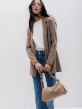 Blazer color marrón claro, sin cierre frontal, de mangas largas y solapas de traje.