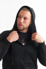 Campera negra con capucha, cierre frontal y bolsillos tipo canguro.