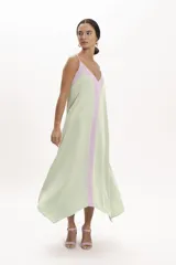 Vestido midi de satén color verde agua con panel central vertical color lila. Diseño suelto con breteles finos y escote en V.