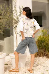 Remera tejida en hilado de algodón crudo con bolsillos y espalda en lino con estampado de peces.