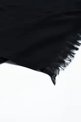 Pashmina clásica color negro con flecos en los bordes.