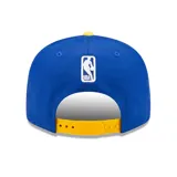 Gorro snapback New Era 9FIFTY de Golden State Warriors. Corona estructurada de dos tonos: azul royal en la parte frontal y visera plana de color amarillo. Logo del equipo bordado en amarillo en el frente.