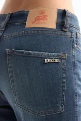 Pantalón de jean azul de corte recto.