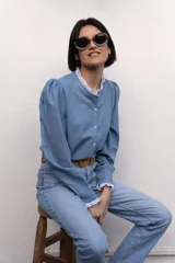 Camisa celeste de denim delgado con cuello mao y broderie en cuello y puños, de manga larga abullonada.