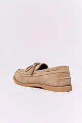 Náuticos de cuero color verde oscuro, con cordones de cuero marrón y suela de goma.