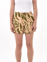 Short color naranja oscuro con cintura elástica y cordón ajustable.