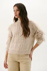 Sweater color arena de tejido de punto con cuello redondo y mangas 3/4 con detalle de flecos.