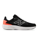 Championes New Balance M413 V3, color negro con detalles en blanco y naranja, ideales para running.