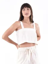 Top corto blanco de lino con breteles anchos y escote cuadrado.
