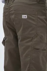 Pantalón de gabardina gris, corte recto, estilo carpintero con bolsillos laterales y detalle en la parte trasera.