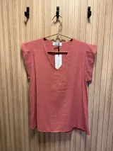 Blusa azul con escote en "v" y manga corta.