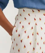 Pantalón modelo aladino en viscolino, con cintura elástica, bolsillos laterales y puños diferenciados. Estampado de mini tucanes.