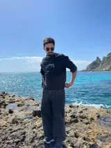 Remera de algodón negra con cuello alto y corte boxy/oversize. Estampa frontal y en mangas con diseño tribal en color blanco.