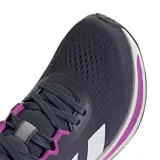 Championes de running Adidas Questar 3 para mujer, color azul marino con detalles en gris claro y cordones y detalles en la suela en color fucsia/violeta. Presentan las tres franjas características de Adidas en los laterales.