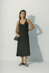 Vestido midi negro de lino con breteles finos y escote en V.