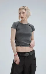 Remera gris de manga corta, corte ajustado y largo a la cadera.