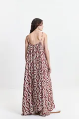 Vestido largo de poliéster con estampado geométrico en tonos borgoña, beige y blanco. Tiene breteles finos y escote redondeado con frunces sutiles en la parte delantera y trasera.