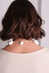 Collar corto de cuentas de resina color blanco, con forma de lágrima. Tiene longitud ajustable y está inspirado en el Medio Oriente.